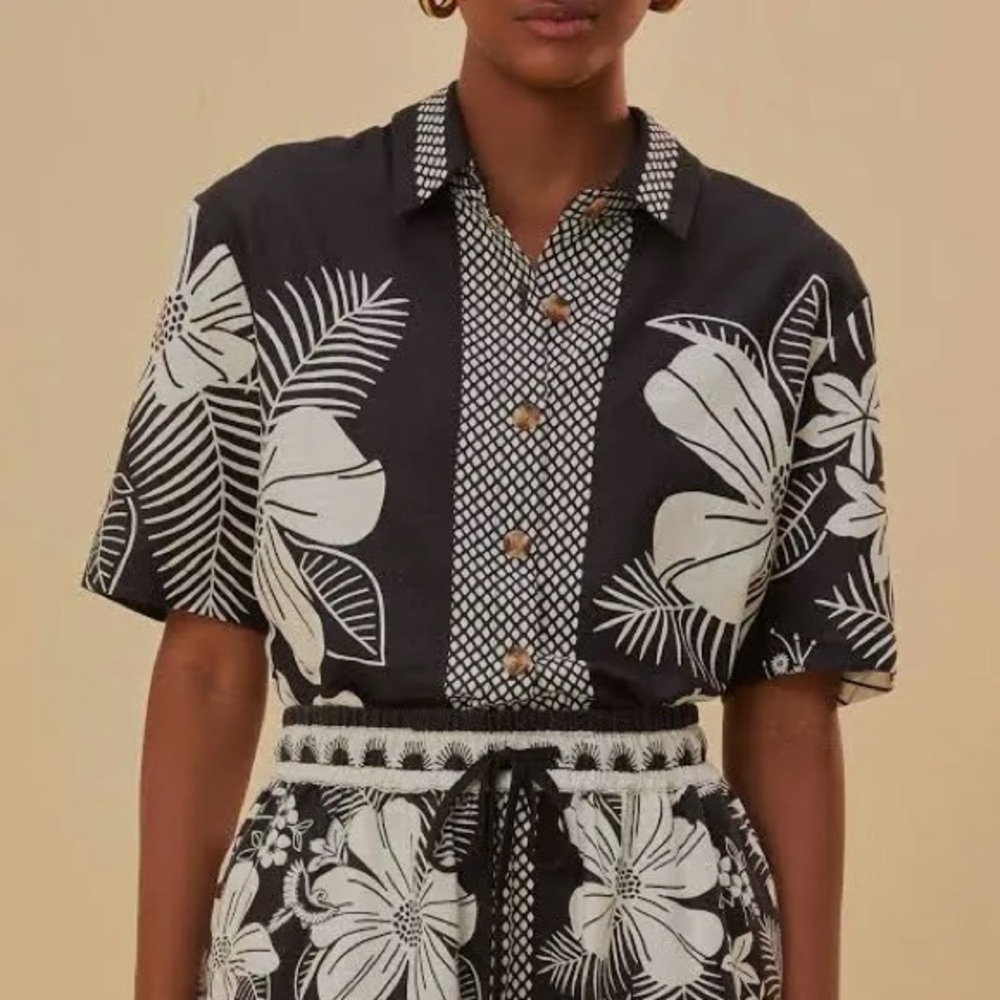 New with tags Farm Rio Macaw Elegance Black Uni Button Down Shirt Size small